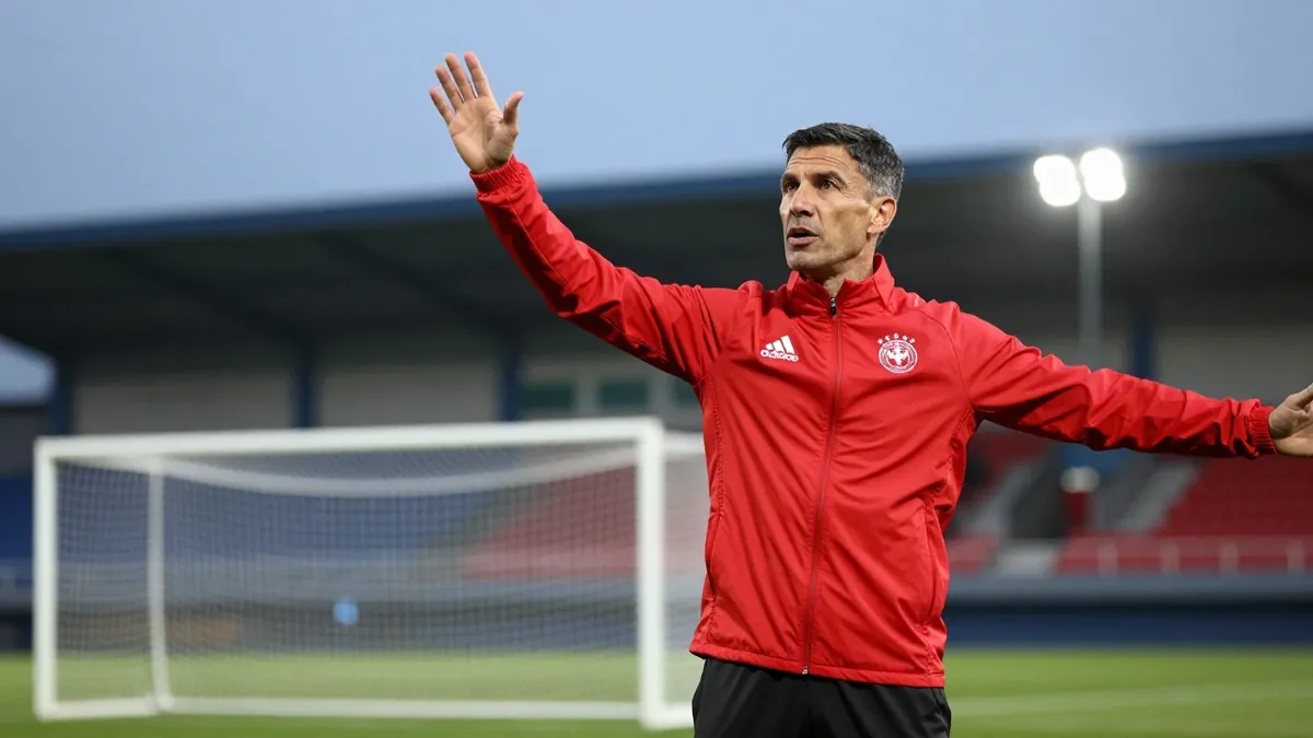 FC Midtjylland-træner Mike Tullberg har afvist, at han har talt med sin tidligere assistent om holdets kommende...